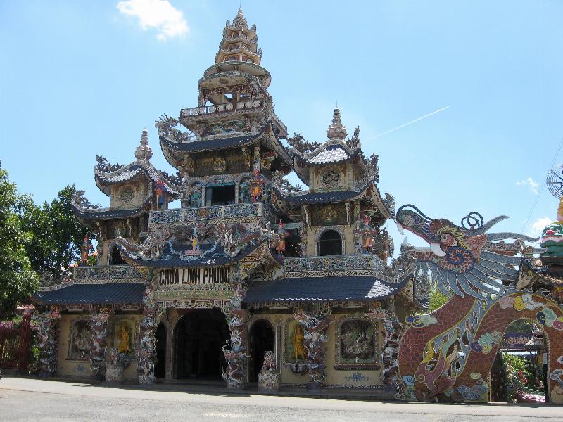 Chùa Linh Phước (Chùa Ve Chai) ở Trại Mát, điểm tham quan nổi tiếng gần đồi chè Cầu Đất với kiến trúc khảm sành độc đáo