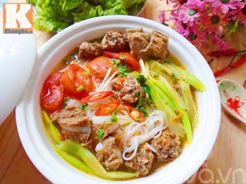 Ninh sườn măng tre nhỏ lửa